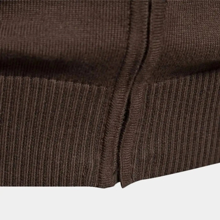 Elegante Herren Strickjacke mit Stehkragen & Reißverschluss. Perfekt für Business Casual Outfits & gepflegte Freizeitlooks.