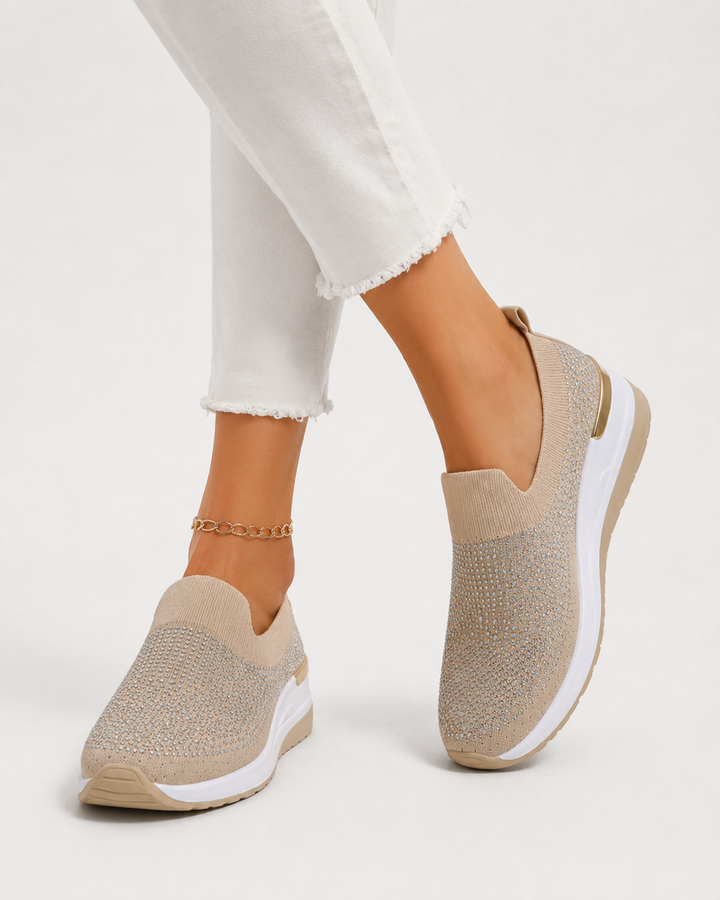 Seitenansicht der eleganten Damen Strass Casual Sneaker. Atmungsaktive Slip-on Damenschuhe mit Glitzerdetails.