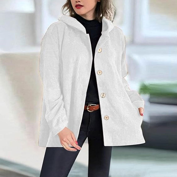 Nahaufnahme des Kordstoffs und Details der Kapuze an einer robusten Damen-Winterjacke.