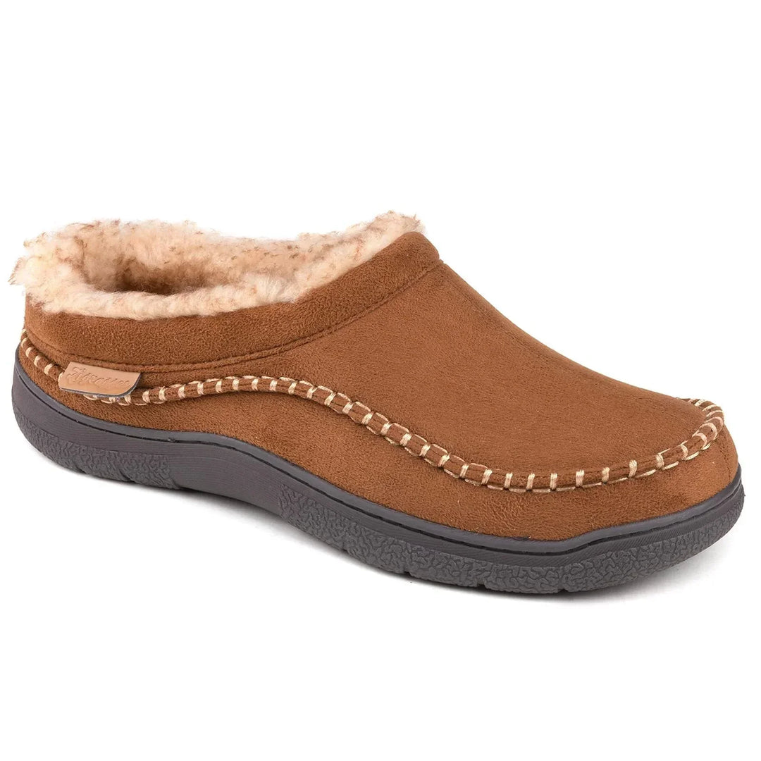 Nahaufnahme der Oberfläche eines warm gefütterten Herren Winter-Loafers. Rutschfeste Winterschuhe.
