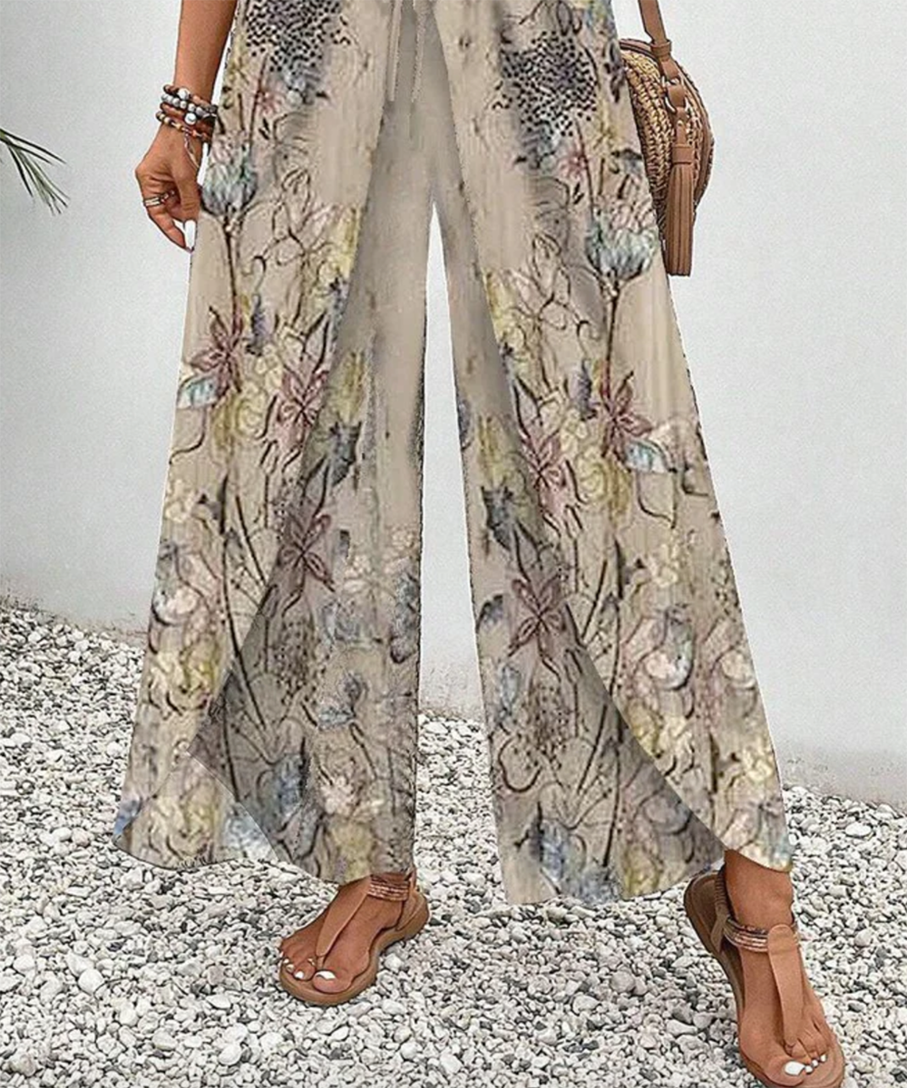 Modische Sommerhose für Damen mit floralem Design und lockerem Schnitt, aprikosenfarben, bequem und praktisch.
