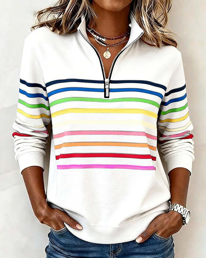 Nahaufnahme des weichen Strickmusters vom Damen Pullover. Sanfte Pastellstreifen, bequem und locker geschnitten.