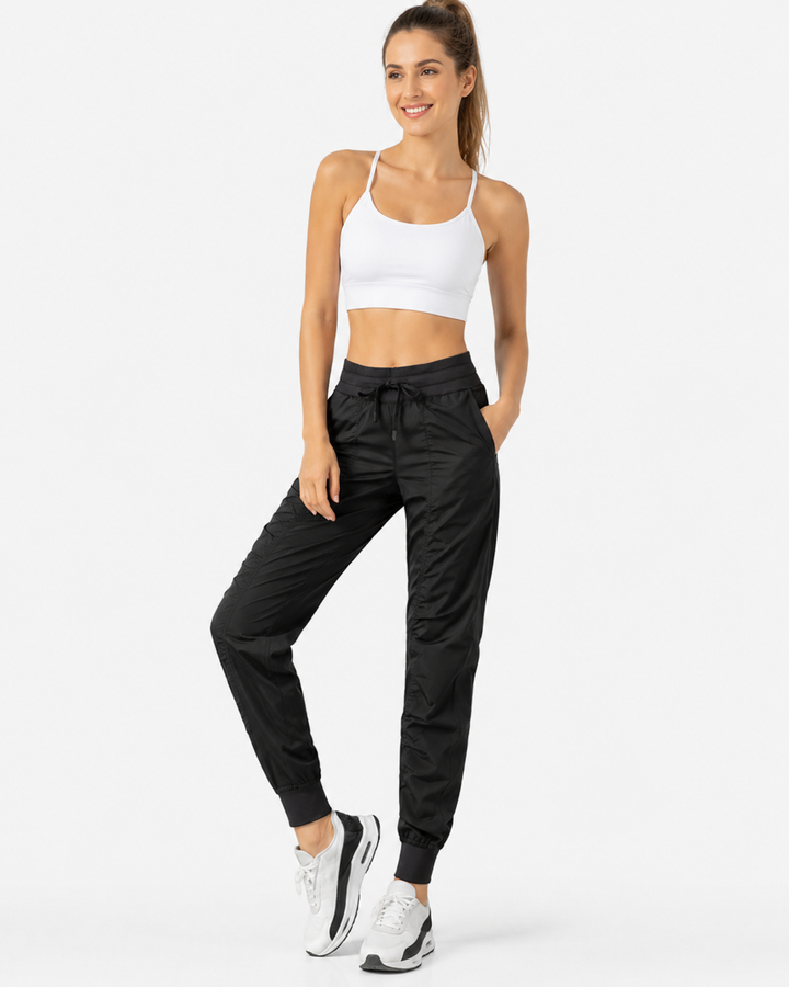 Frau in faltenfreier Damen Laufhose. Schnelltrocknend & dehnbar, ideal für Joggen und maximale Bewegungsfreiheit.