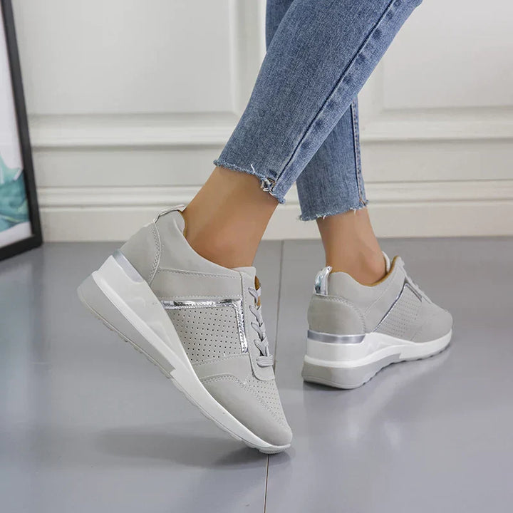 Getragener Damensneaker, zeigt Komfort und Stil. Perfekte Alltagsschuhe für Damen im Frühling/Sommer.