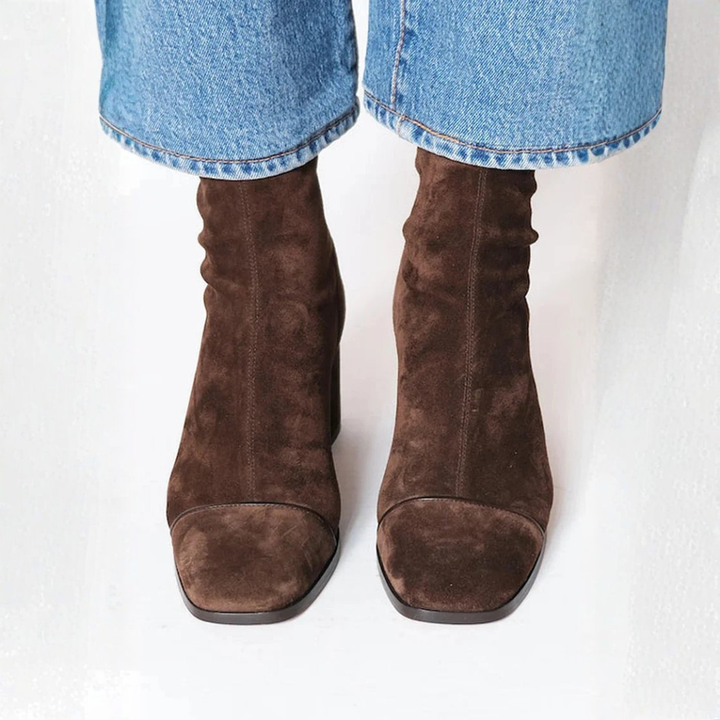 Komfortable braune Damen Stiefeletten mit stabilem Blockabsatz. Ideal als stilvolle Übergangsschuhe.
