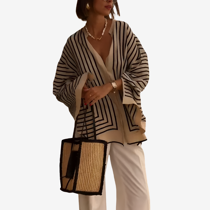Komfortable Langarm-Streifenbluse für Damen. Oversize-Look mit V-Ausschnitt, ideal für Frühling & Herbst.