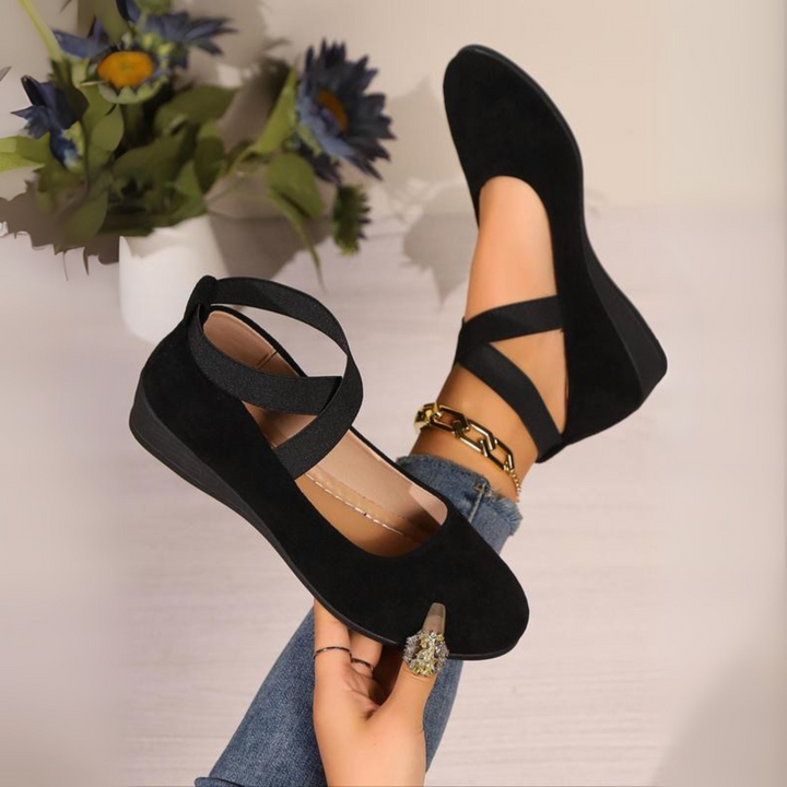 Eleganter Damen-Slipper mit geschlossenem Keilabsatz, stützender Sohle. Bequemer Slip-on Schuh für Büro & Freizeit.