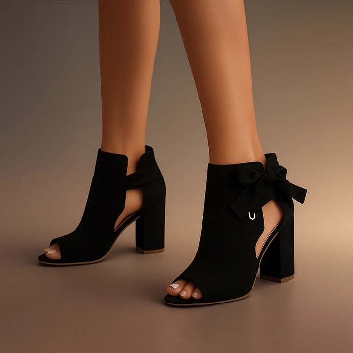 Komfortable Peeptoe Pumps mit Blockabsatz und femininer Schleife. Elegante Damenschuhe für besondere Momente und Feiern.