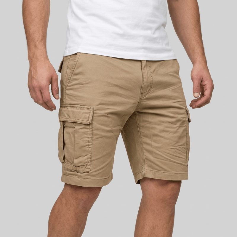 Komfortable grüne Herrenshorts für die Freizeit mit Gürtelschlaufen, ideal für warme Sommertage.