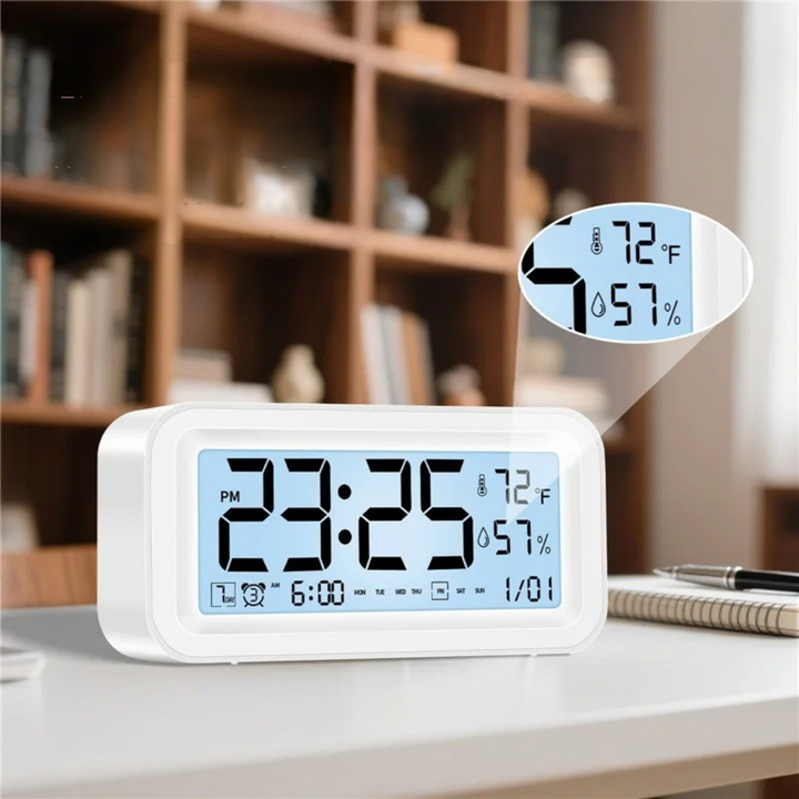 Kompakter LED Digitalwecker mit großer Anzeige für Uhrzeit, Raumtemperatur & Luftfeuchtigkeit. Weißes, modernes Design.