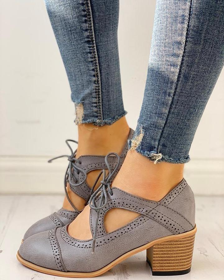 Zwei Paar orthopädische Vintage Damenschuhe in verschiedenen Farben, Komfort und Stil für jeden Anlass.