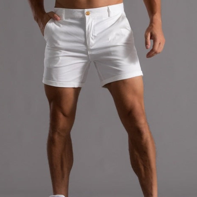 Nahaufnahme der Chino-Shorts Sandro aus weicher, atmungsaktiver Baumwolle für optimalen Sommerkomfort.