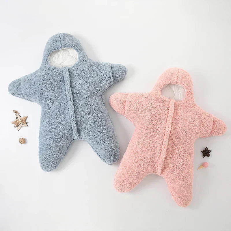 Warmer Seestern Schlafoverall für Babys. Kuscheliger Baby Pyjama für kalte Nächte.