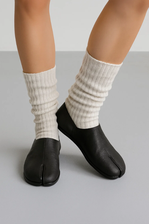 Komfortable Herren Tabi Slipper aus hochwertigem Material, ideal als elegante Freizeitschuhe für alle Jahreszeiten.