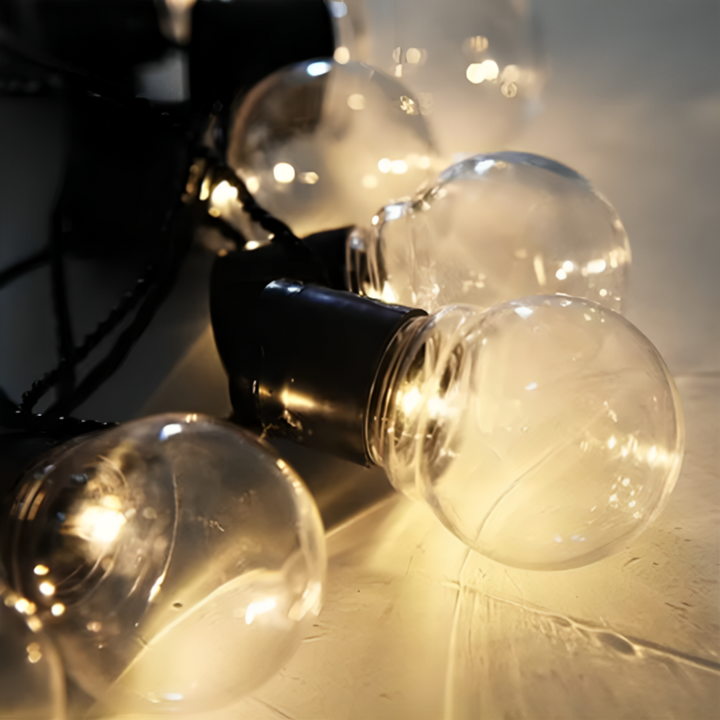 Robuste LED Outdoor-Lichterkette mit Solar- & USB-Ladefunktion, perfekt für Camping & Garten.