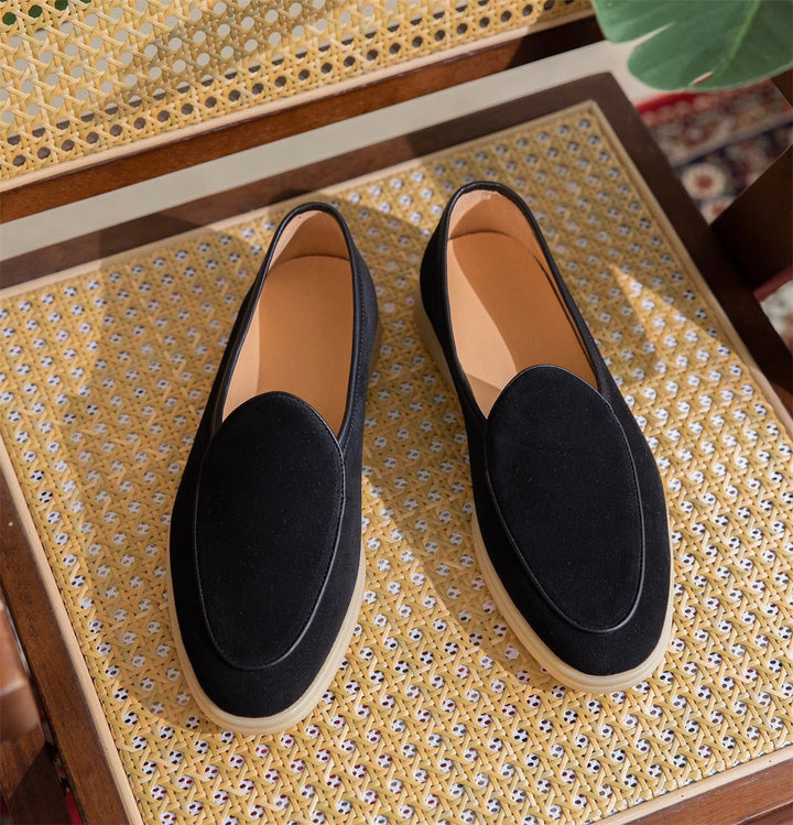 Klassische Herren Slipper in Schwarz. Elegante Loafer, handgefertigt für stilvolle Herrenmode.