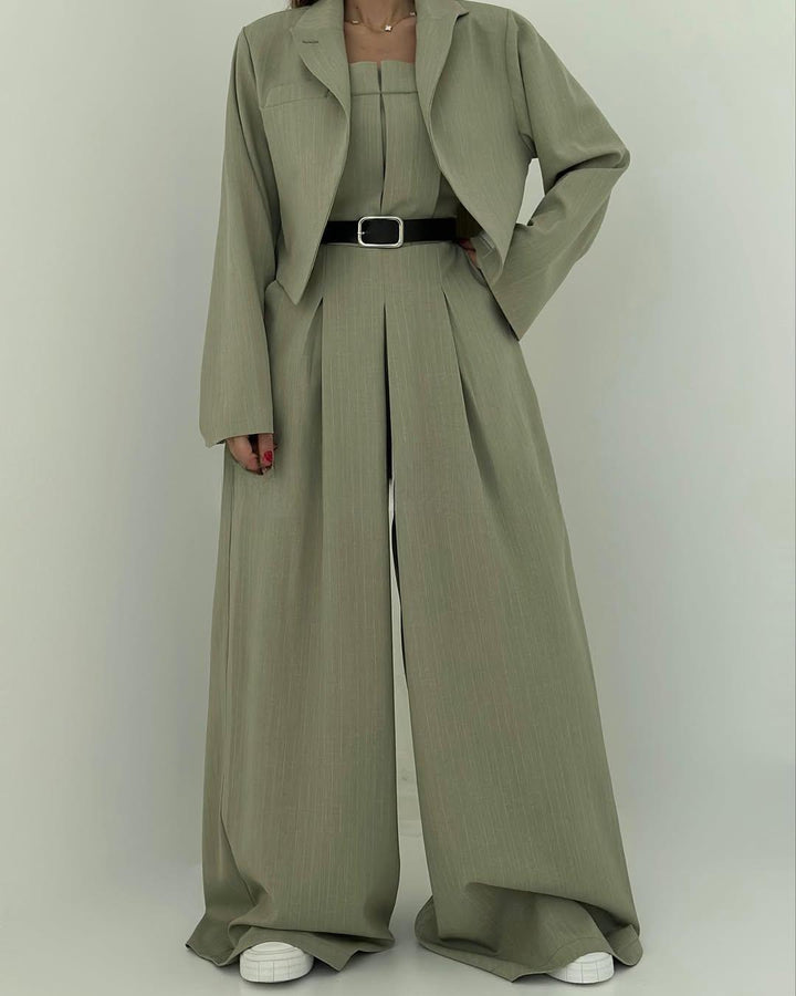 Stilvolles Damen Outfit: Eleganter Dreiteiler mit Jumpsuit, weite Hose und passender kurzer Jacke. Mode Highlight.