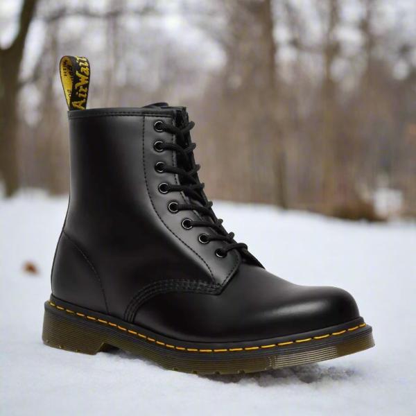 Nahaufnahme der rutschfesten, stoßdämpfenden Sohle der Damen Schnürstiefel. Perfekt für Outdoor.