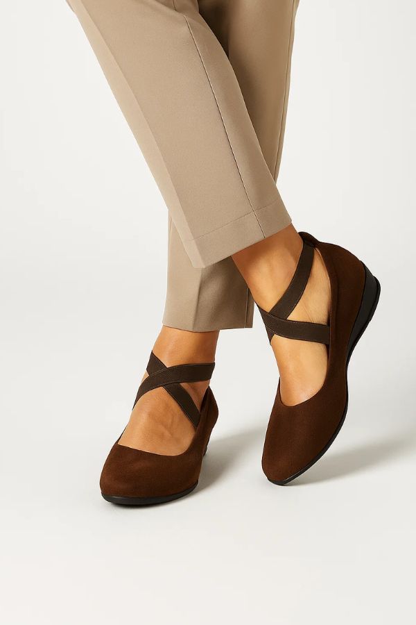 Moderne Damen Sandalen mit Kreuzriemen, bieten orthopädischen Komfort und sind rutschfest.