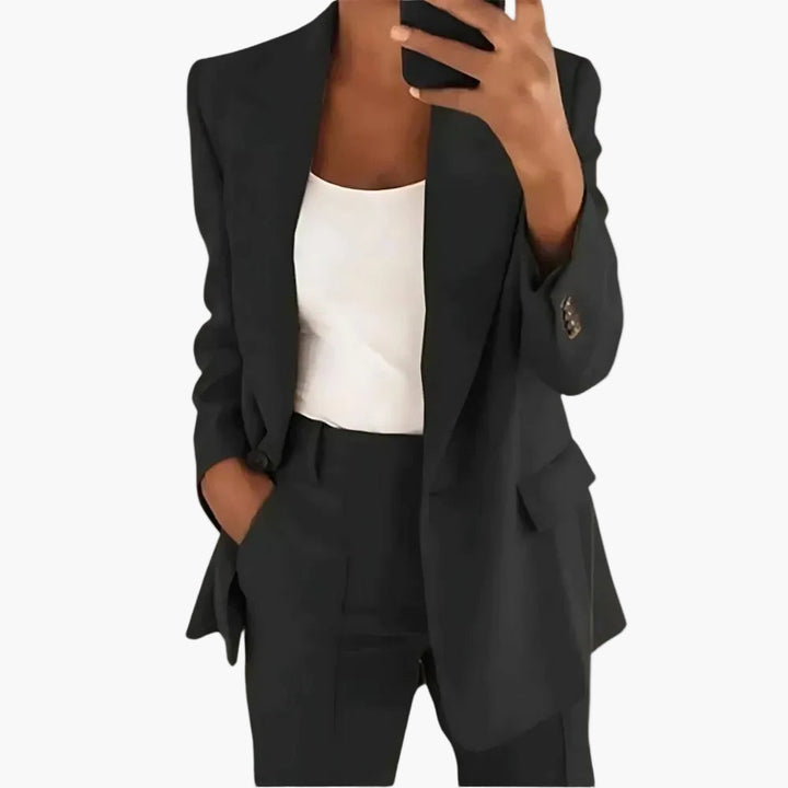 Chic Damen Hose des Business-Anzugs. Bequeme, elegante Mode als Teil des zweiteiligen Bürooutfits für Damen.