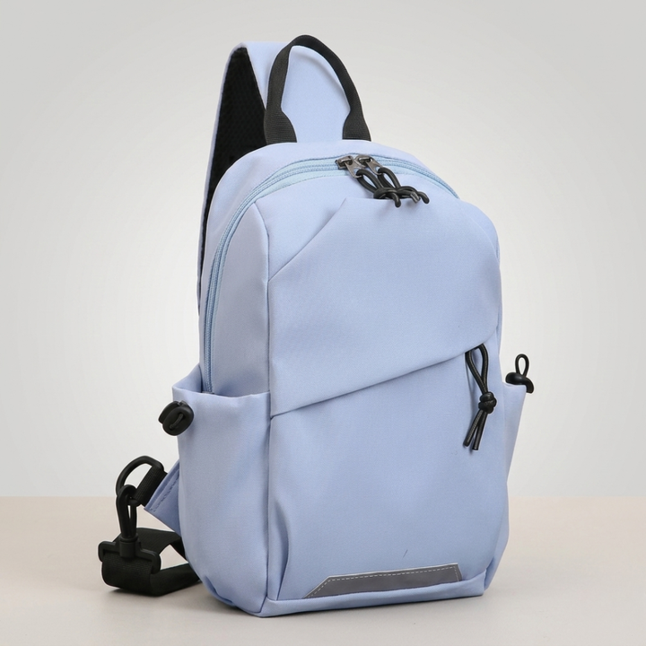 Schwarze Crosslite Sling Bag, leicht und praktisch, ideal für den urbanen Pendler-Alltag.