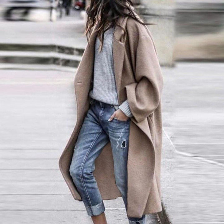 Damen Mantel wadenlang in Khaki, mit weitem Kragen & Langarm. Perfekter klassischer Übergangsmantel für Damen.