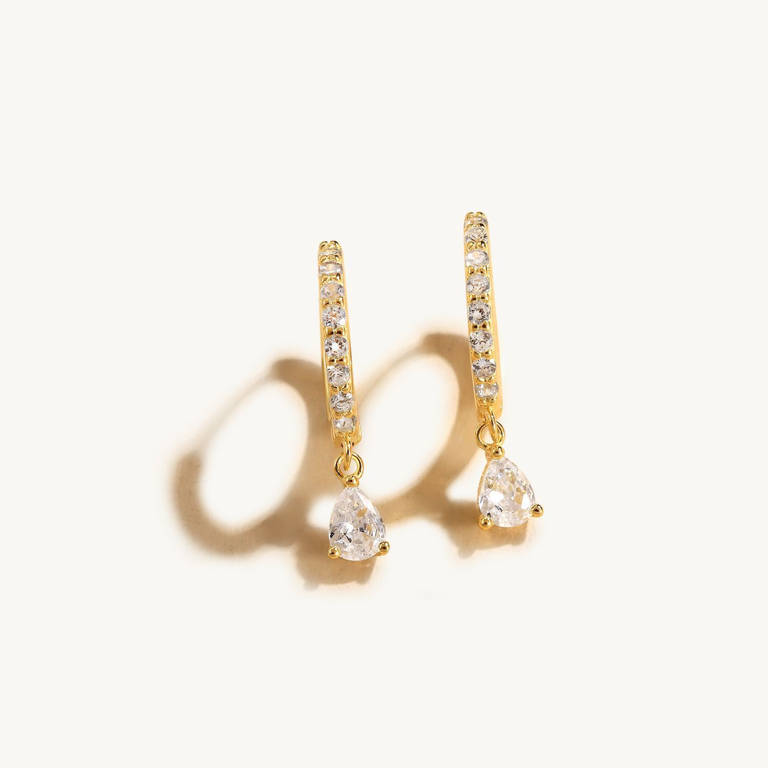 Vielseitiges Damen Schmuck-Set: Gold- und Silberohrringe, CZ-Hoops und Teardrops, perfekt kombinierbar.