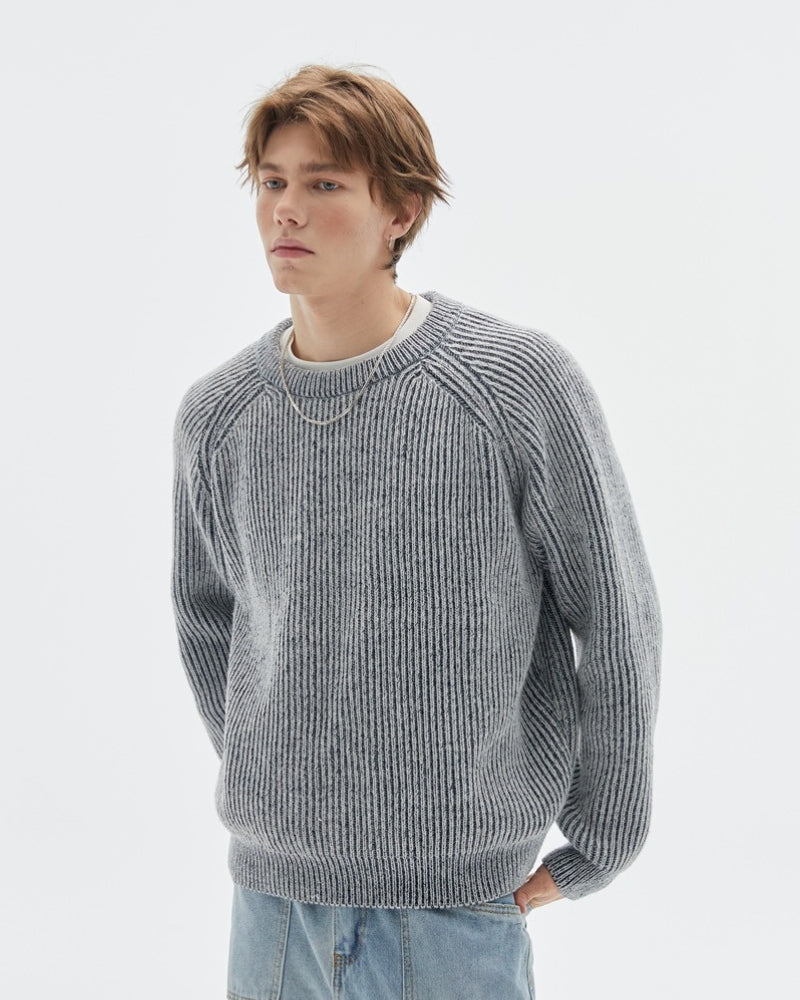 Komfortabler, grauer Herrenpullover mit Rundhalsausschnitt für lässigen Casual Look & Alltag.