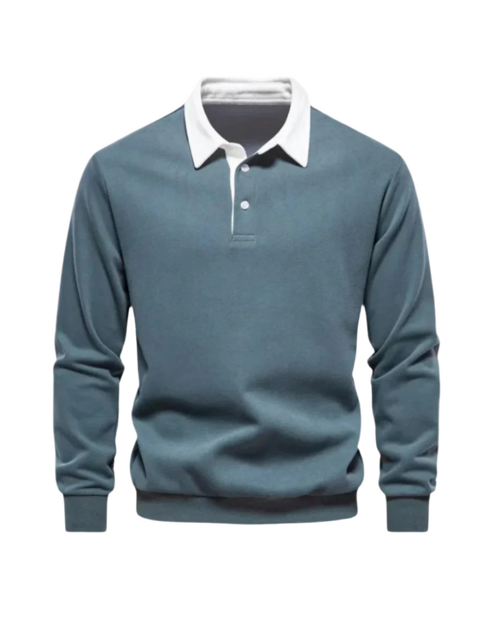 Mann trägt bequemes Langarm Poloshirt. Perfekt als elegantes Layering-Oberteil für Smart Casual im Herbst/Frühling.