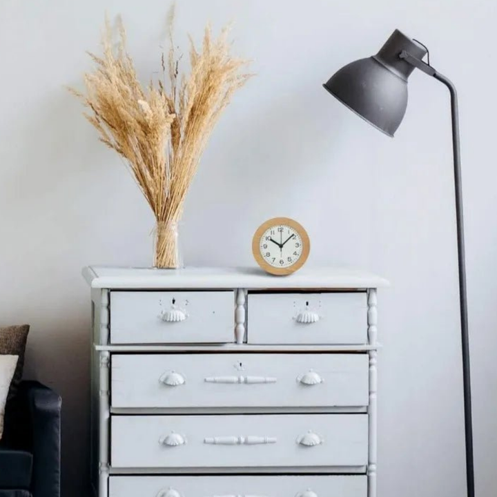 Eleganter runder TimeLume LED Wecker, modernes Design mit dimmbarer digitaler Zeitanzeige; perfekte Deko für jedes Zimmer.
