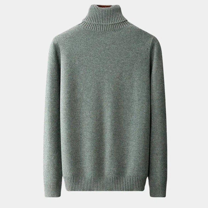 Eleganter Herrenpullover mit Rollkragen, perfekt für winterliche Outfits.