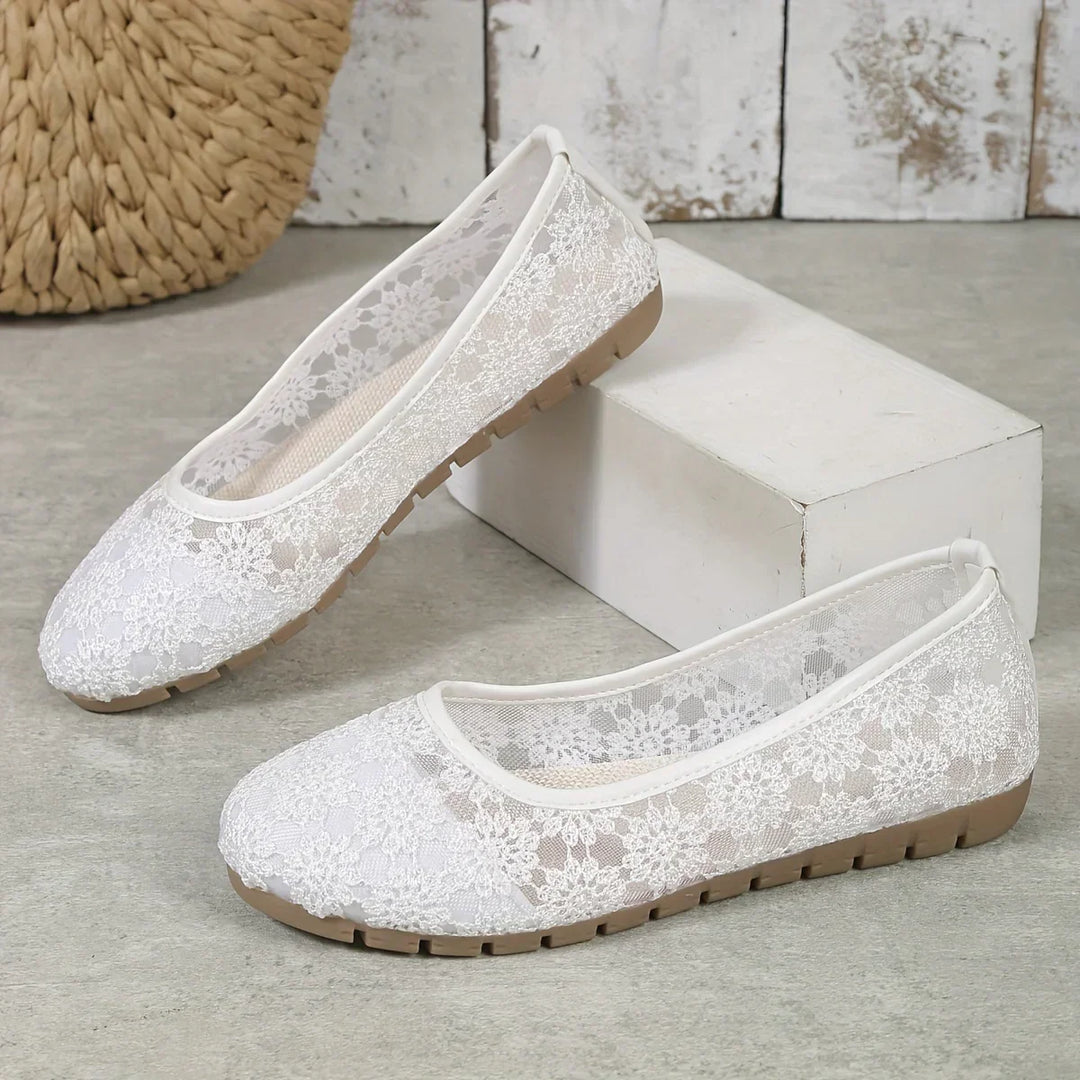 Bequeme, flache Damen Ballerinas mit stilvollem Blumenmuster. Ideal für Freizeit und Business Look.