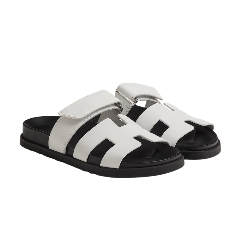Damensandalen, die sowohl als modische Stadtsandalen als auch als bequeme Strandsandalen dienen.