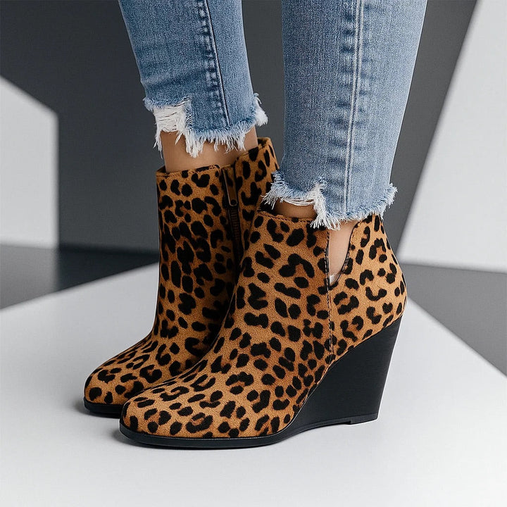 Bequeme schwarze Damen Stiefeletten mit stabilem Keilabsatz, perfekte Damenschuhe für den Winter.