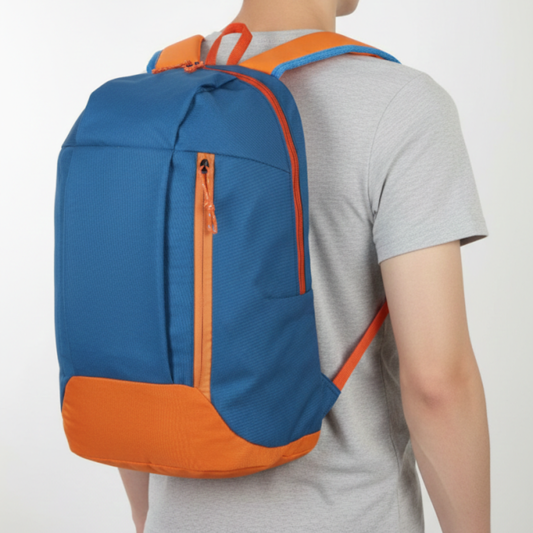 Rückansicht des leichten Tagesrucksacks mit verstellbaren, ergonomischen Trägern für optimalen Tragekomfort.