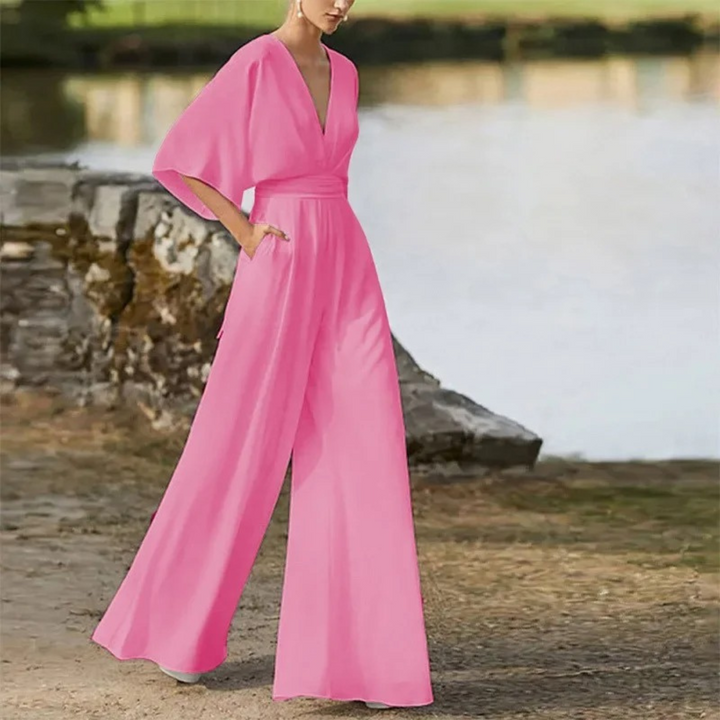 Ärmelloser Damen Jumpsuit mit modernem weitem Bein. Stilvoller Overall für festliche Kleidung und entspannte Sommerabende.