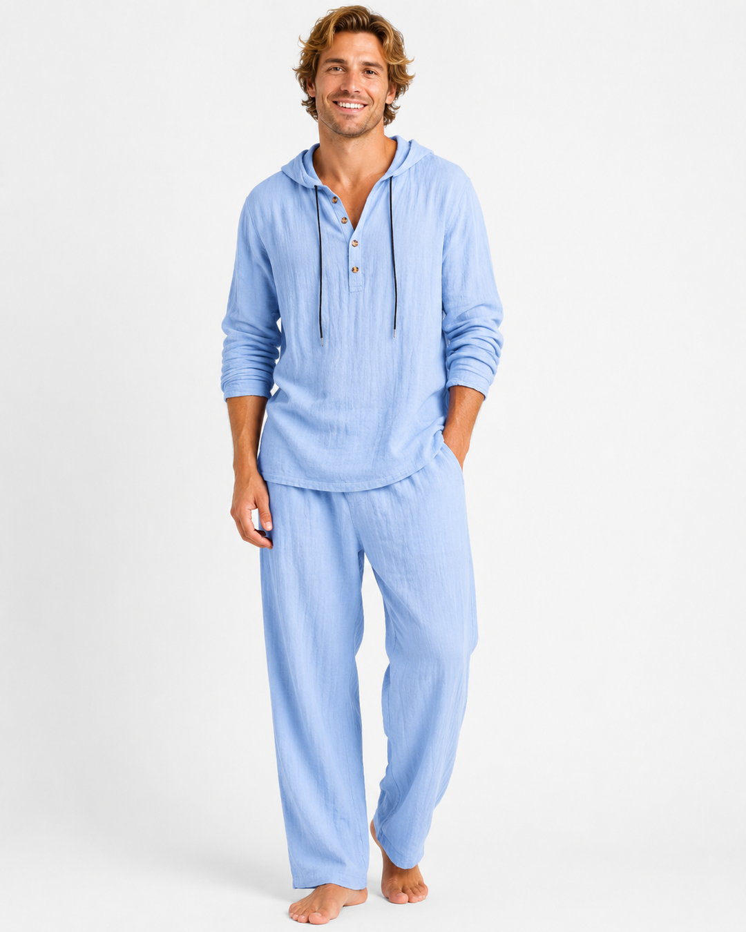 Mann trägt stylischen Herren Kapuzenanzug, bequemer Zweiteiler. Perfektes Outfit für Freizeit & Sommer.