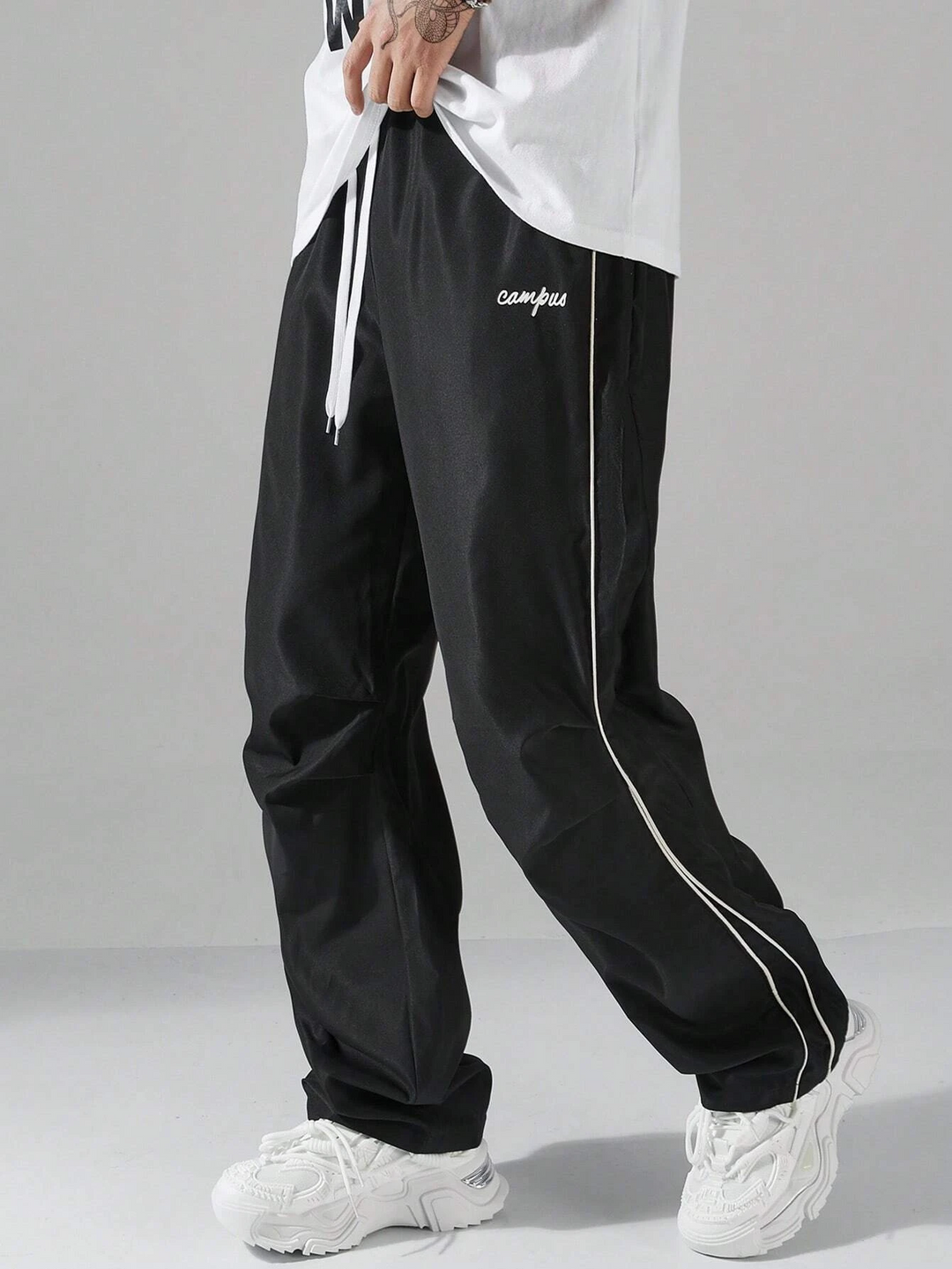 Sportliche marineblaue Herren Jogginghose, ideal für Training & Freizeit. Mit geradem Bein und Kordelzug für den besten Sitz.