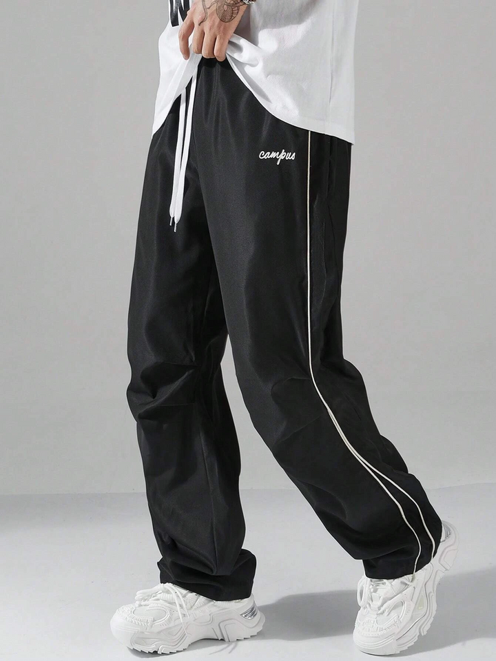 Sportliche marineblaue Herren Jogginghose, ideal für Training & Freizeit. Mit geradem Bein und Kordelzug für den besten Sitz.