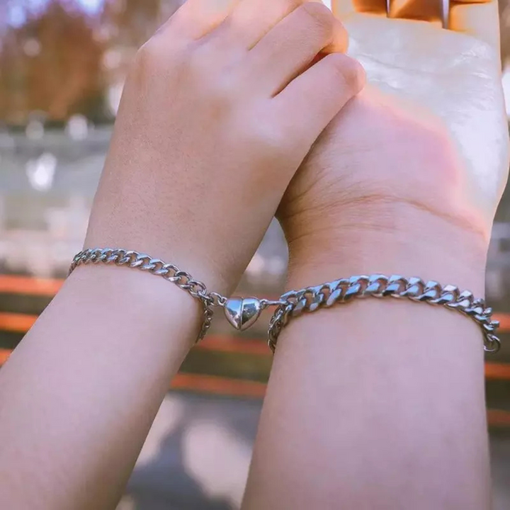Wunderschönes Damen Herz Armband Set als bedeutungsvolles Geschenk. Symbol für Liebe und Verbundenheit in Silber/Gold.