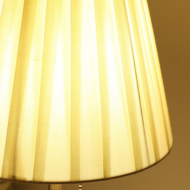 Elegante Tischlampe mit gelbem Stoffschirm und Zugkette. Perfekt als Leselampe oder Nachttischlampe.