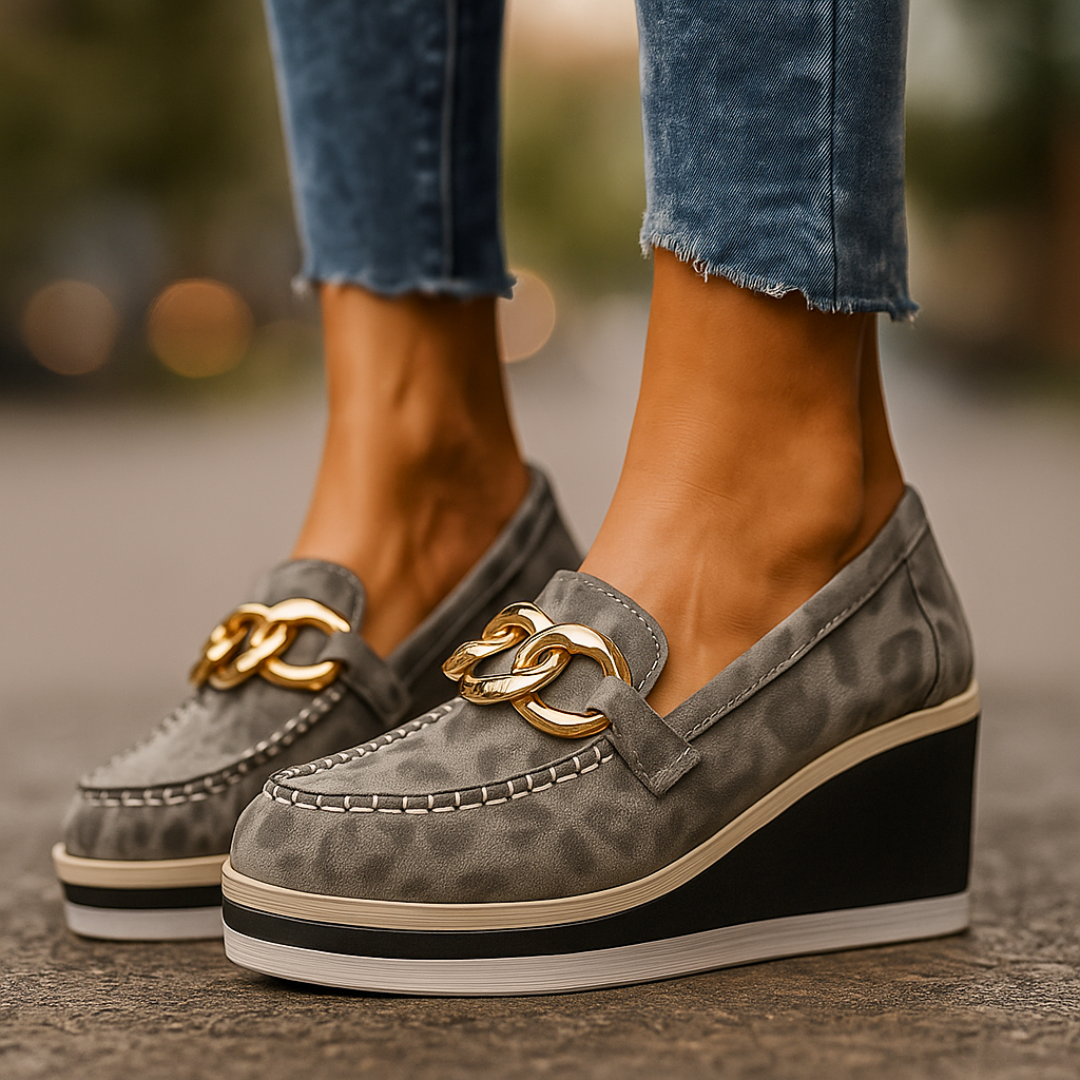 Orthopädischer Damen Loafer Keilabsatz in Leopardenmuster mit eleganten Gold-Details. Bequeme & stilvolle Damenschuhe.
