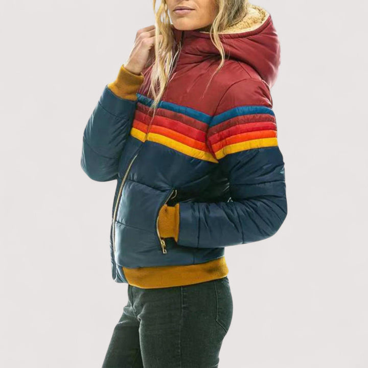 Bequeme, atmungsaktive Damen Übergangsjacke mit Kapuze, schützt zuverlässig vor Regen & Wind.