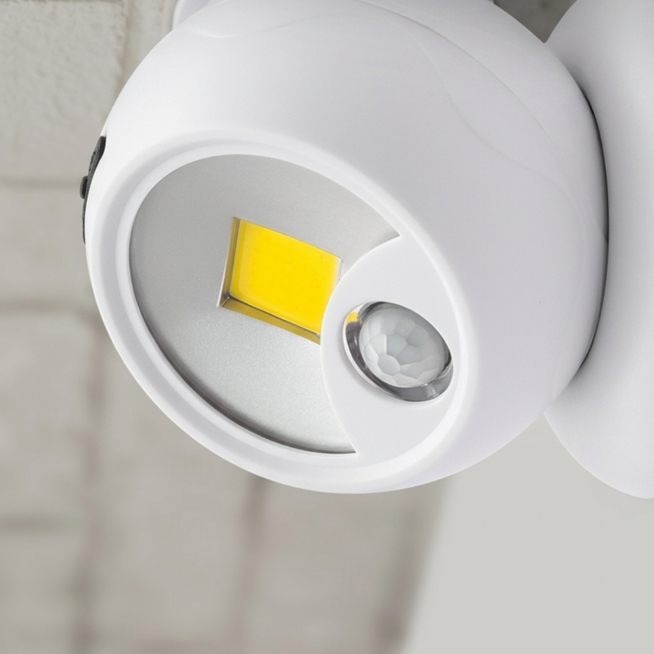 Kabellose LED-Außenleuchte mit Bewegungssensor, batteriebetrieben, ideal für Garten und Eingangsbereich, montageleicht.