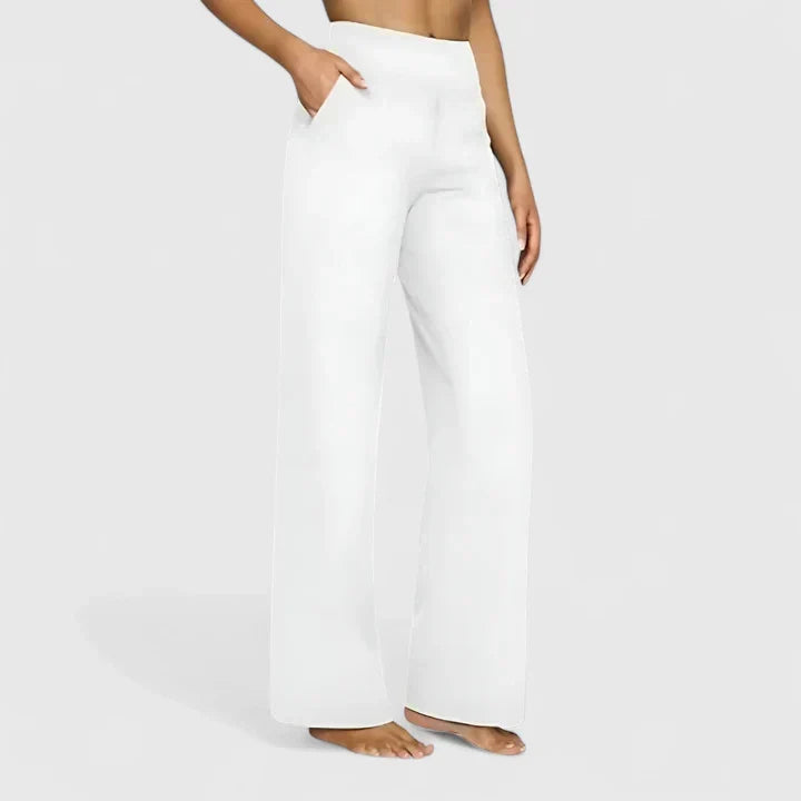 Business-Outfit: Modell in eleganter taupefarbener Damen-Bürohose mit tailliertem Schnitt.