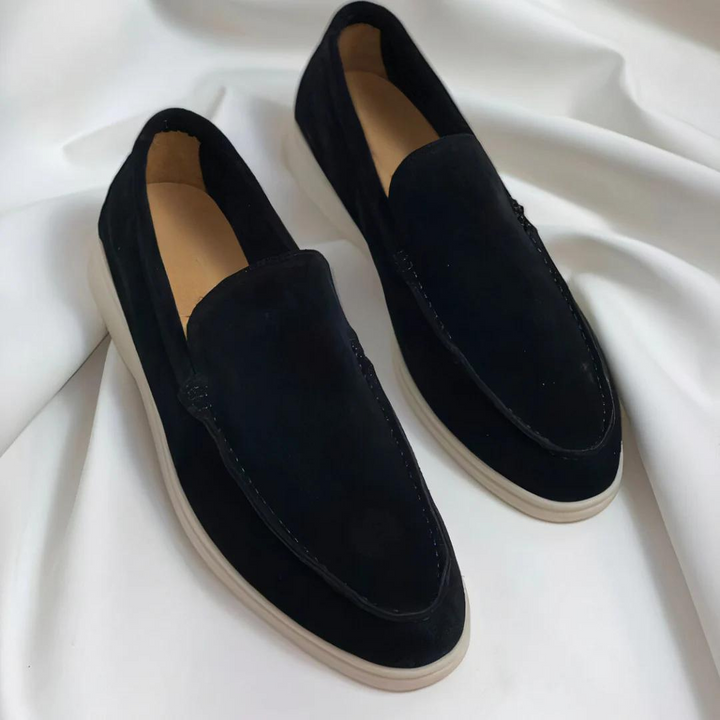Bequeme Herren Slipper aus weichem Leder, ideal für Frühling und Sommer. Zeitlos elegant und atmungsaktiv.
