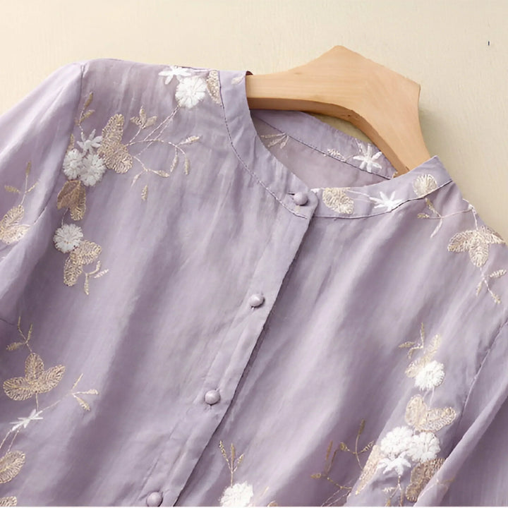 Zart besticktes Damen Top, kurzarm mit Blumenmuster, für einen legeren, eleganten Look.