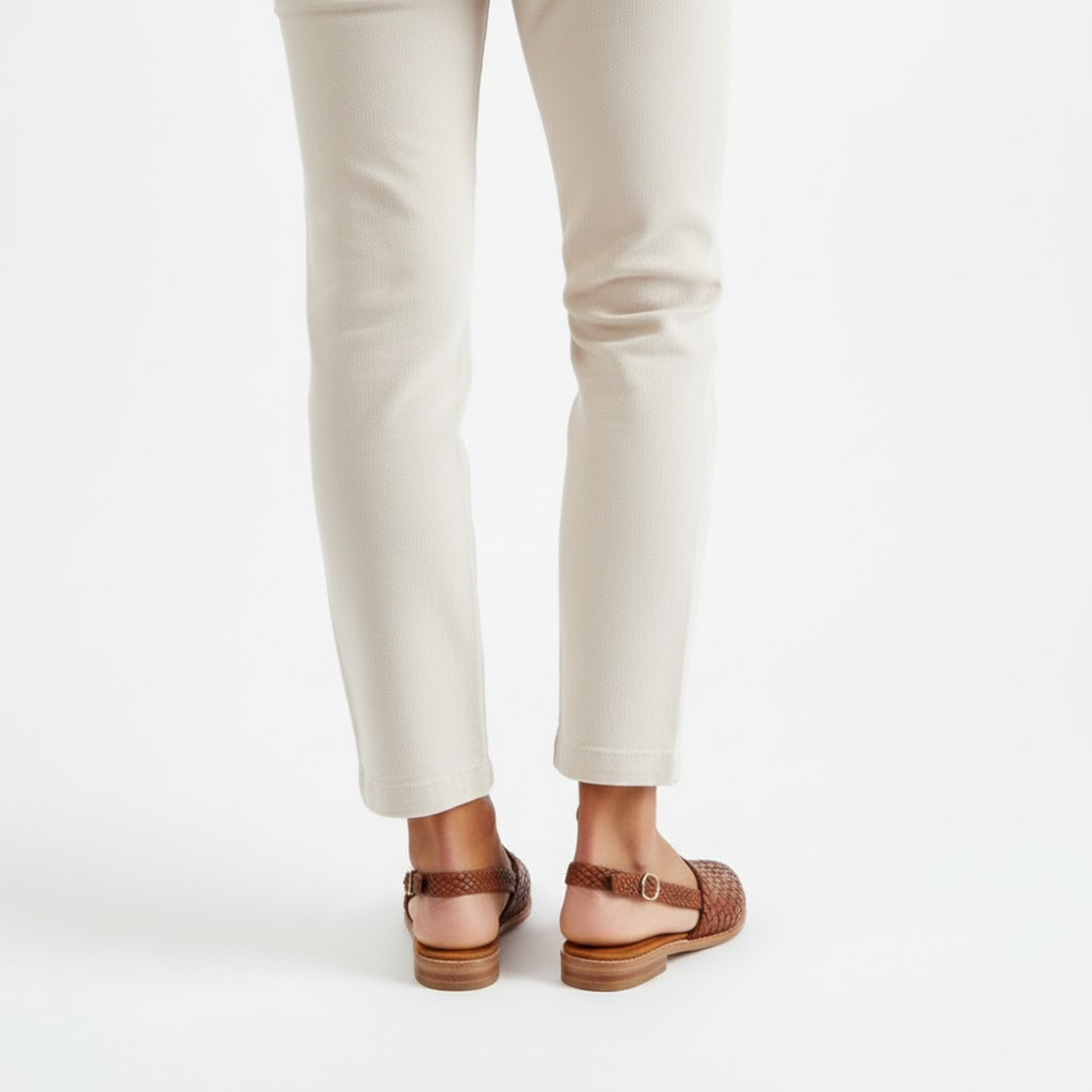 Nahaufnahme: Geflochtene Slingbacks mit spitzer Spitze & komfortablem Fersenriemen. Elegante Damenschuhe für den Alltag.