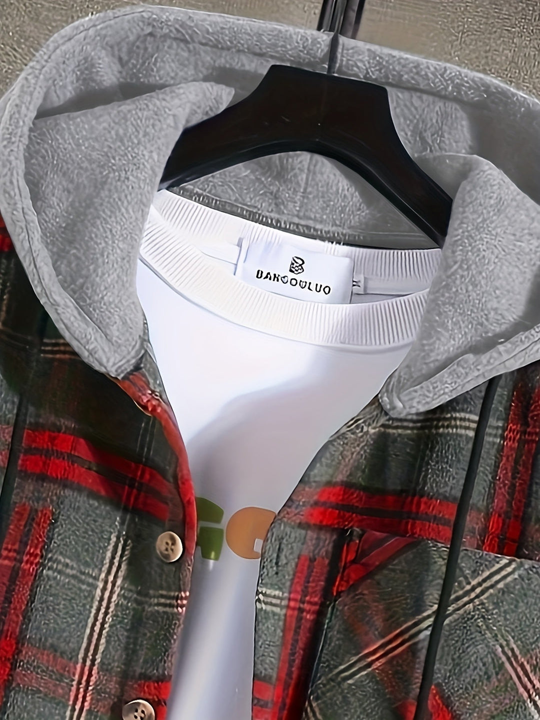 Karierte Herren Hemdjacke mit Kapuze. Zeigt praktische Taschen und robusten Knopfverschluss. Stylisch.