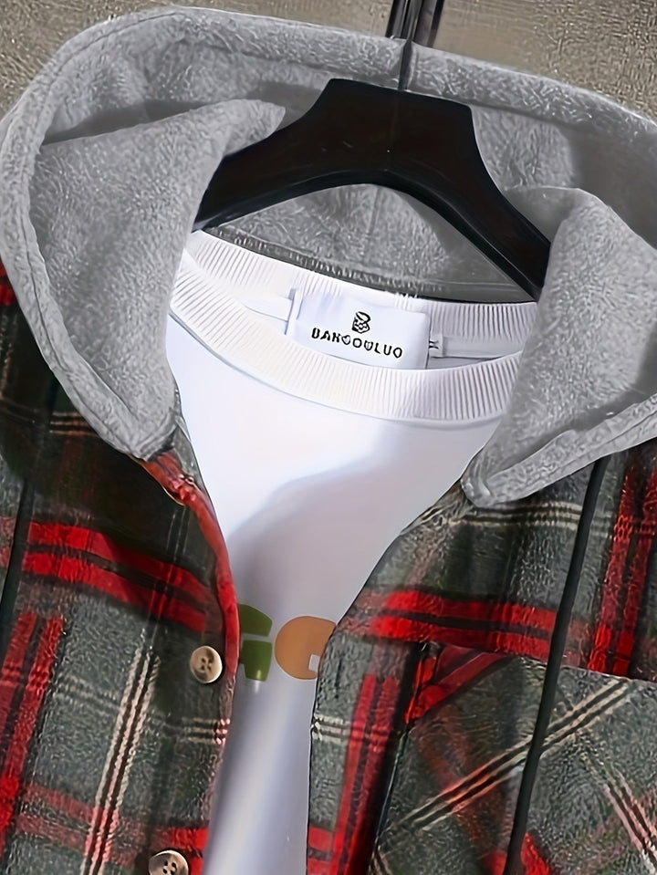 Karierte Herren Hemdjacke mit Kapuze. Zeigt praktische Taschen und robusten Knopfverschluss. Stylisch.